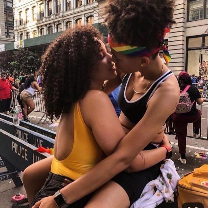 Mulheres se beijando