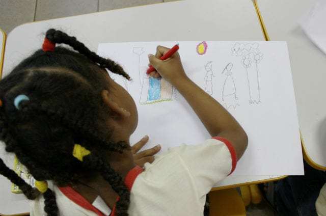 CRIANÇA DESENHANDO