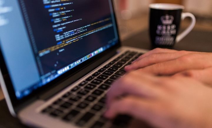 homem digitando no computador