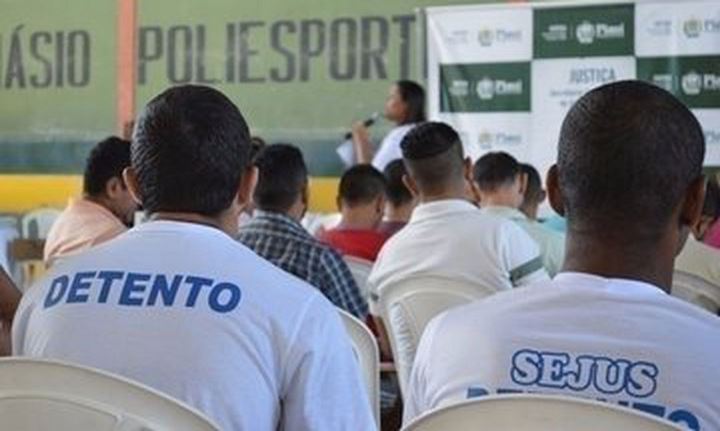 detentos fazendo prova do enem