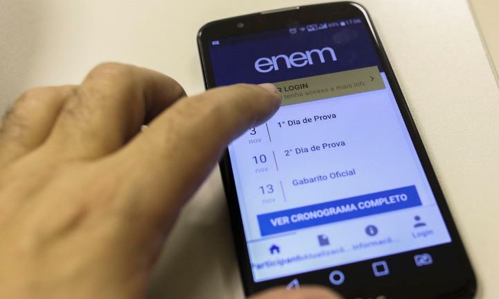 tela de celular acessando aplicativo enem