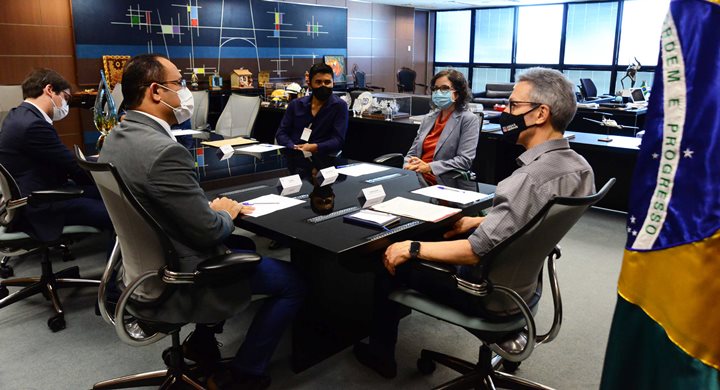 autoridades mineiras discutem reforma de escola indigena