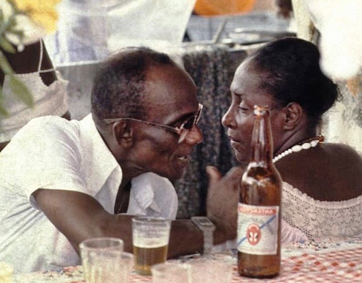 casal apaixonado em bar