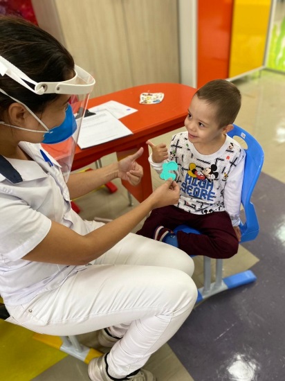 CRIANÇA BRINCANDO COM ENFERMEIRA