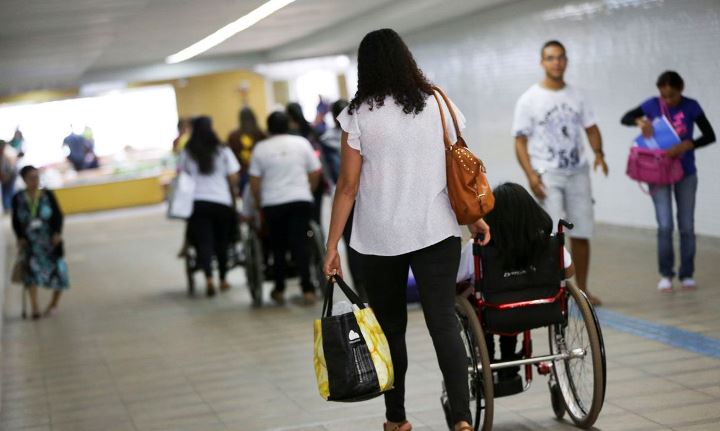 pessoas caminhando em corredor