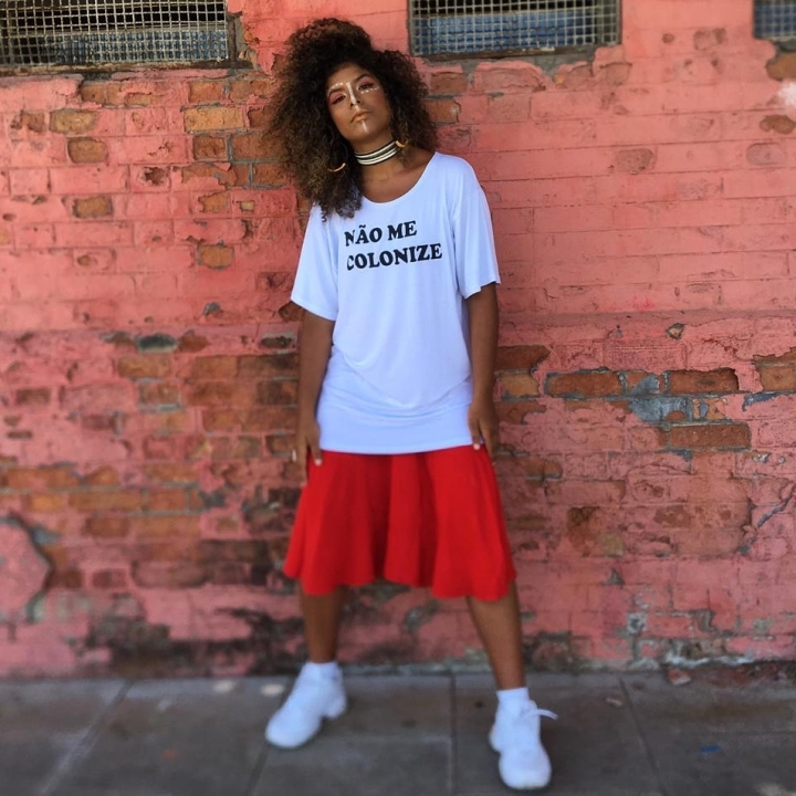 MULHER NEGRA COM CAMISA DE PROTESTO