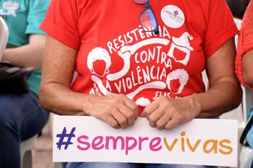 mulher com cartaz do movimento Sempre Vivas