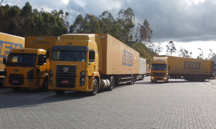 caminhão dos correios