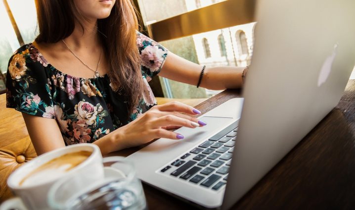 mulher usando o computador - pexels