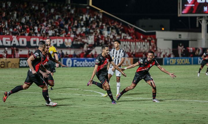 líder atletico mineiro tropeça diante do atletico goianiense