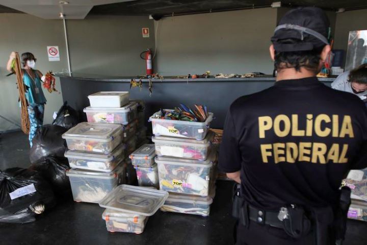 Policia Federal faz entrega de objetos indígenas apreendidos durante a Operação Pindorama, doados ao Memorial dos Povos Indígenas, em Brasília - Fabio Rodrigues-Pozzebom/Agência Brasil