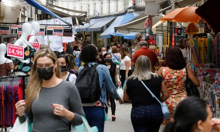 pessoas circulando no comercio