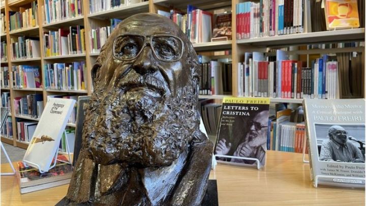 escultura de Paulo Freire