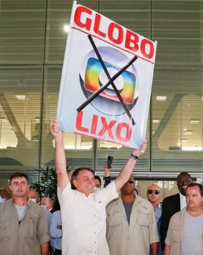 bolsonaro-faixa-globo-lixo