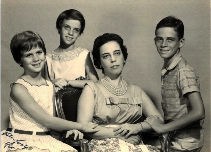 Zuzu Angel e os filhos.