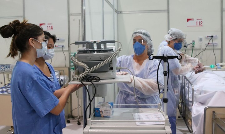 médicos covid