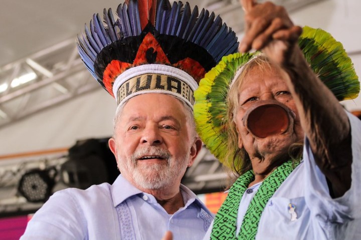 Lula e o cacique Raoni na cerimônia de homologação de terras indígenas. Foto Lohana Chaves - Funai