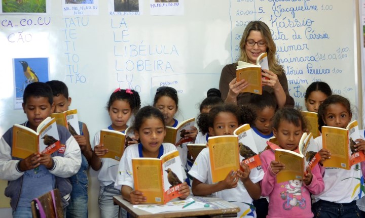Crianças em exercício de leitura na escola. Direito inalienável de todo ser humano; a leitura vai muito além dos livros e trata-se de jeitos de ler o mundo”, segundo Paulo Freire. Foto Elza Fiúza - Agência Brasil
