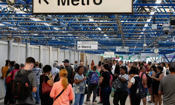 pessoas na estação de metrô