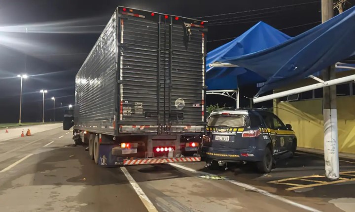 motorista joga caminhão contra posto da PRF em Brasília