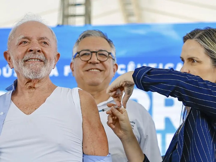 lula recebe vacina contra a gripe