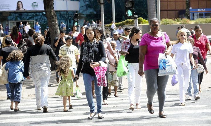 pessoas andando pela rua