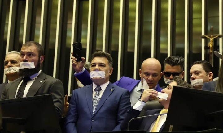 deputados ocupam mesa diretora em manifesto