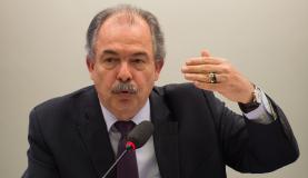 Mercadante informou aos estudantes que taxar grandes fortunas é uma alternativa para evitar cortes na educação (Foto: Arquivo/Marcelo Camargo/Agência Brasil) Mercadante informou aos estudantes que taxar grandes fortunas é uma alternativa para evitar cortes na educação (Foto: Arquivo/Marcelo Camargo/Agência Brasil)