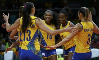 Meninas do Brasil comemoram ponto contra argentinas (Foto: Marcelo Del Pozo/REUTERS)