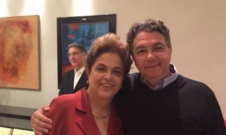O secretário divulgou foto do encontro em seu facebook neste domingo. Pimentel aparece ao fundo (Foto: Reprodução Facebook do secretário Helvécio Magalhães) O secretário divulgou foto do encontro em seu facebook neste domingo. Pimentel aparece ao fundo (Foto: Reprodução Facebook do secretário Helvécio Magalhães)