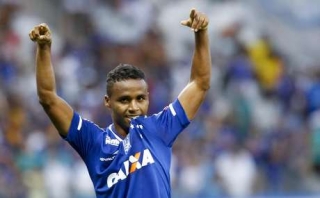 Elber marcou o gol da vitória (Foto: Washington Alves/Light Press/Cruzeiro/Divulgação) Elber marcou o gol da vitória (Foto: Washington Alves/Light Press/Cruzeiro/Divulgação)
