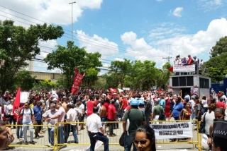 Separados por grades e por policiais militares, grupos a favor e contra o ex-presidente Lula protestaram em frente ao Fórum Criminal da Barra Funda (Foto: Daniel Mello/Agência Brasil) Separados por grades e por policiais militares, grupos a favor e contra o ex-presidente Lula protestaram em frente ao Fórum Criminal da Barra Funda (Foto: Daniel Mello/Agência Brasil)