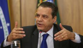 O ex-ministro do Turismo, Henrique Eduardo Alves, é alvo de dois mandados de prisão (Foto: Fabio Rodrigues Pozzebom/Agência Brasil) O ex-ministro do Turismo, Henrique Eduardo Alves, é alvo de dois mandados de prisão (Foto: Fabio Rodrigues Pozzebom/Agência Brasil)