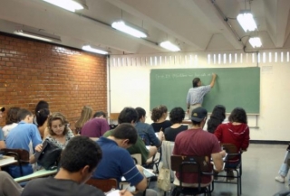 Mercadante assinou portaria pela qual permite a ampliação em até 10% das vagas anuais do Fies (Foto: Divulgação) Mercadante assinou portaria pela qual permite a ampliação em até 10% das vagas anuais do Fies (Foto: Divulgação)