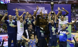 Elenco estrelado levantou o quarto troféu de Superliga e o sexto da temporada (Foto: Douglas Magno/DM Press/Sada Cruzeiro) Elenco estrelado levantou o quarto troféu de Superliga e o sexto da temporada (Foto: Douglas Magno/DM Press/Sada Cruzeiro)