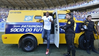 Júlio Baptista chega ao gramado do Mineirão em carro-forte (Foto: Juliana Flister/Vipcomm) Júlio Baptista chega ao gramado do Mineirão em carro-forte (Foto: Juliana Flister/Vipcomm)