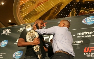 Jon Jones e Cormier brigam na encarada (Foto: Evelyn Rodrigues) Jon Jones e Cormier brigam na encarada (Foto: Evelyn Rodrigues)