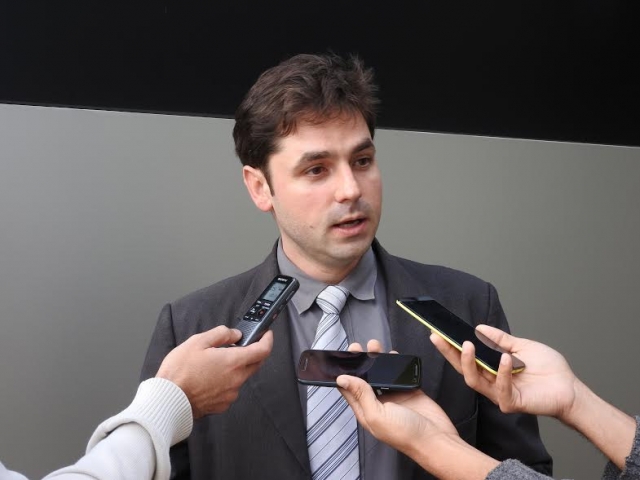 "Serei um deputado independente, sem cargos no governo, que não apoia qualquer coisa que o governador pede, tais como aumento de impostos e taxas". "Serei um deputado independente, sem cargos no governo, que não apoia qualquer coisa que o governador pede, tais como aumento de impostos e taxas".