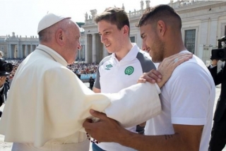 Jackson Follmann e Alan Ruschel, sobreviventes do acidente da Chape, recebem a bênção do papa Rádio Vaticano Jackson Follmann e Alan Ruschel, sobreviventes do acidente da Chape, recebem a bênção do papa Rádio Vaticano