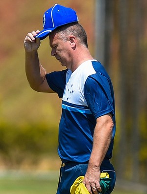 Mano Menezes deixa o comando do Cruzeiro após três meses (Foto: Pedro Vilela/LightPress/Cruzeiro) Mano Menezes deixa o comando do Cruzeiro após três meses (Foto: Pedro Vilela/LightPress/Cruzeiro)