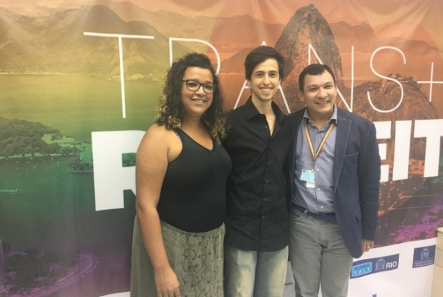 Erick Witzel, filho transgênero do governador do Rio, com Dandara e Nélio, dirigentes do CEDS-Rio - Crédito divulgação. Erick Witzel, filho transgênero do governador do Rio, com Dandara e Nélio, dirigentes do CEDS-Rio - Crédito divulgação.