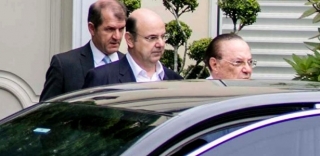 Maluf deixou sua casa nos Jardins, bairro nobre de SP, em carro com vidros escuros Maluf deixou sua casa nos Jardins, bairro nobre de SP, em carro com vidros escuros