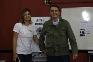 Acompanhado de agentes da PF e da mulher, o candidato à Presidência da República pelo PSL, Jair Bolsonaro, votou no Rio de Janeiro (Foto: Tania Rêgo/Agência Brasil) Acompanhado de agentes da PF e da mulher, o candidato à Presidência da República pelo PSL, Jair Bolsonaro, votou no Rio de Janeiro (Foto: Tania Rêgo/Agência Brasil)