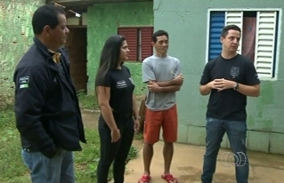 Eletricista recebeu a visita de policiais que o ajudaram, em Luziânia (Foto: Reprodução/TV Anhanguera) Eletricista recebeu a visita de policiais que o ajudaram, em Luziânia (Foto: Reprodução/TV Anhanguera)