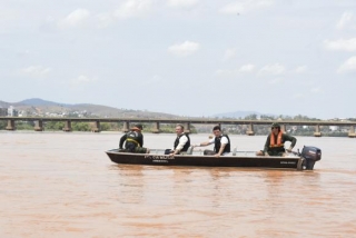 Lama da barragem atingiu o rio em diversos municÃ­pios, como Colatina, no EspÃ­rito Santo (Foto: Fred Loureiro/Secom/ES)