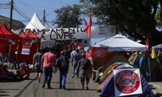 Acampamento em Curitiba de manifestantes pró-Lula (Foto: Pablo Jacob/Agência O Globo) Acampamento em Curitiba de manifestantes pró-Lula (Foto: Pablo Jacob/Agência O Globo)