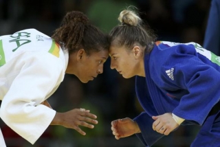 No Golden Score (tempo extra), a brasileira conseguiu um wazari sobre a romena e vai disputar a medalha de ouro (Foto: Reuters/Toru Hanai/Direitos Reservados) No Golden Score (tempo extra), a brasileira conseguiu um wazari sobre a romena e vai disputar a medalha de ouro (Foto: Reuters/Toru Hanai/Direitos Reservados)
