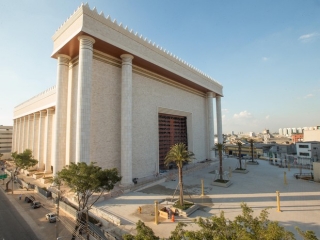 A estrutura imponente do templo, com 126 metros de comprimento e 104 metros de largura, desperta a curiosidade dos moradores e visitantes do BrÃ¡s (Foto: Daniel Teixeira/EstadÃ£o ConteÃºdo)