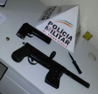 Foi apreendida uma arma de fabricaÃƒÂ§ÃƒÂ£o caseira e um simulacro de uma pistola (Foto: DivulgaÃƒÂ§ÃƒÂ£o)