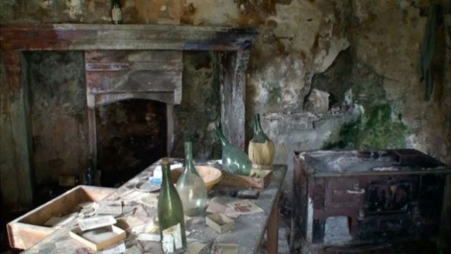 O interior de algumas casas está em péssimo estado de conservação (Foto: BBC) O interior de algumas casas está em péssimo estado de conservação (Foto: BBC)